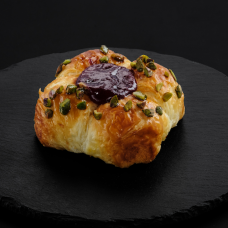 Круглый круассан с малиновым джемом